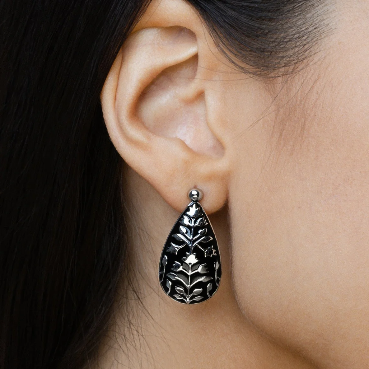 Meena Drop Earrings - Noir - Image 6